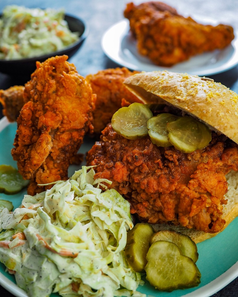 Smażony kurczak na ostro z sałatką coleslaw
