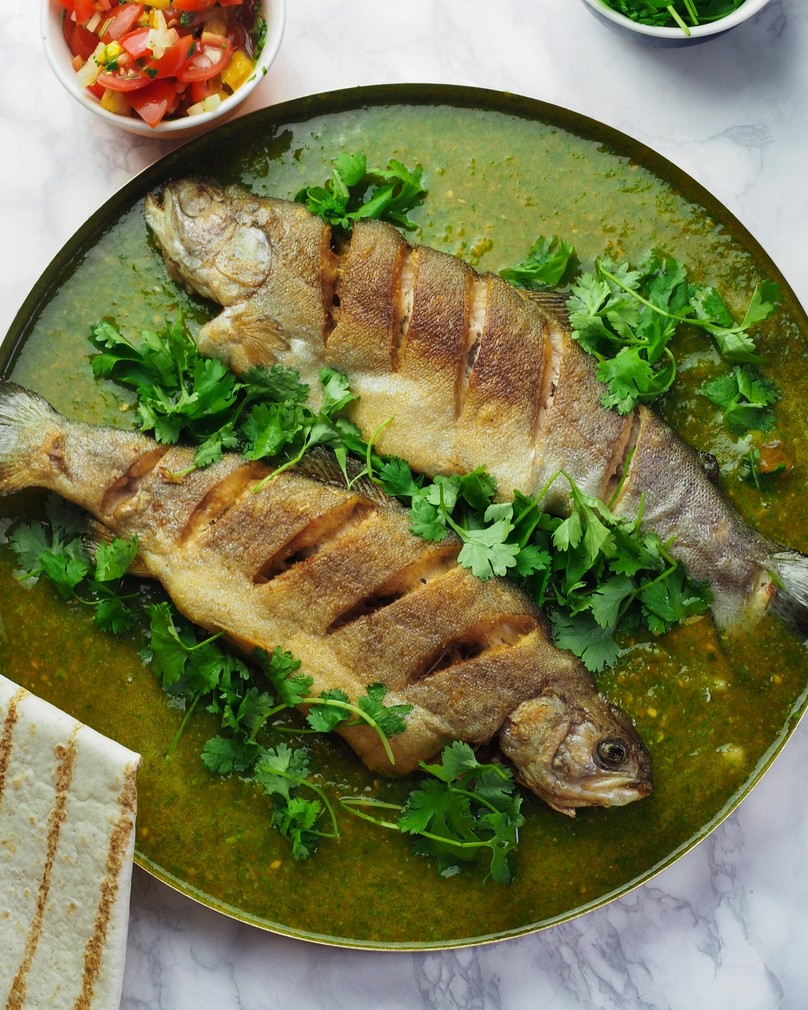 Ryba smażona w całości z sosem salsa verde