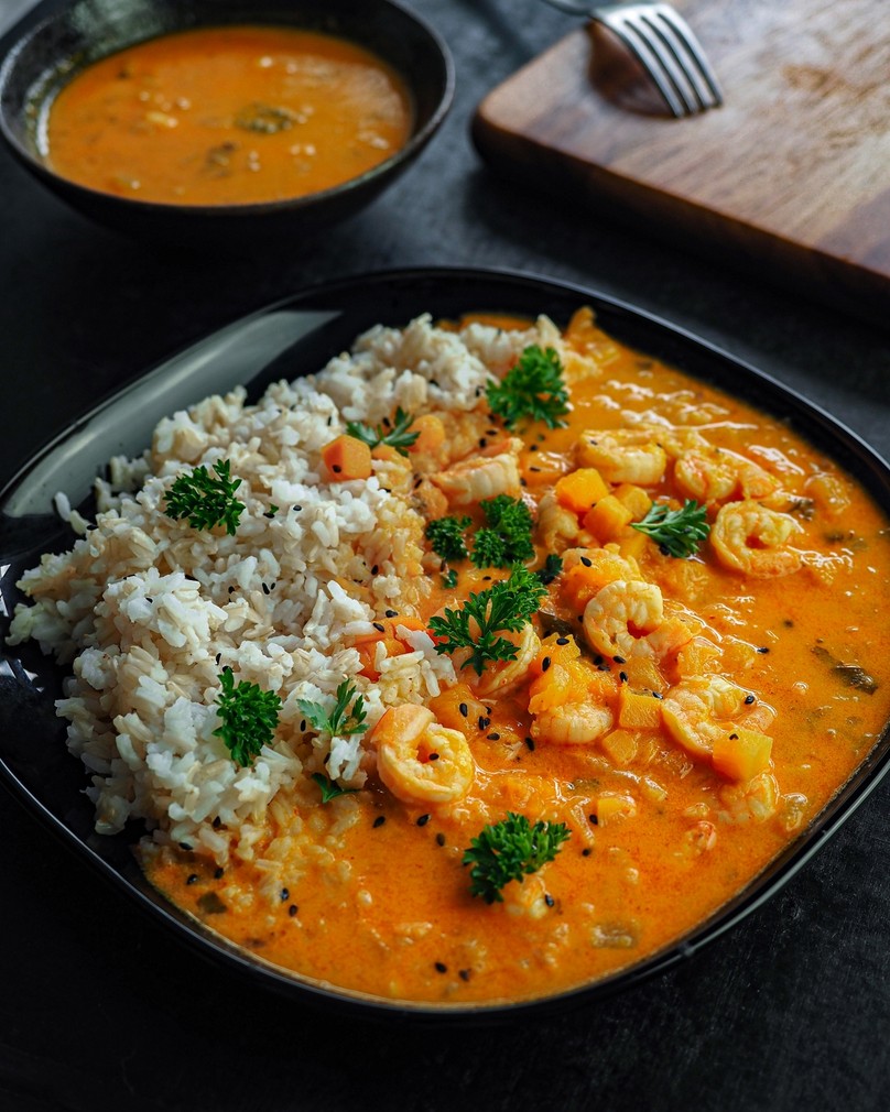 Tajskie czerwone curry z krewetkami, dynią i szpinakiem