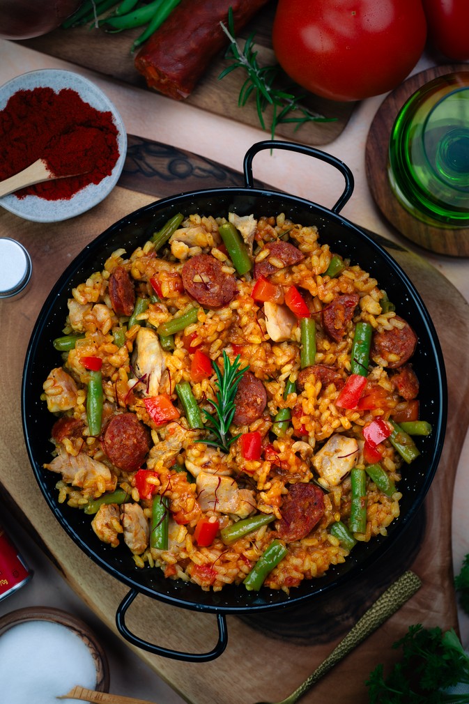 Hiszpański ryż z kurczakiem i chorizo