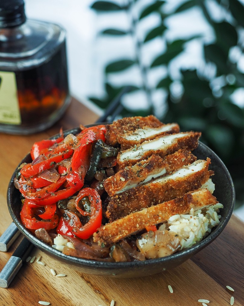 Kurczak w parmezanie ze słodką sałatką balsamiczną