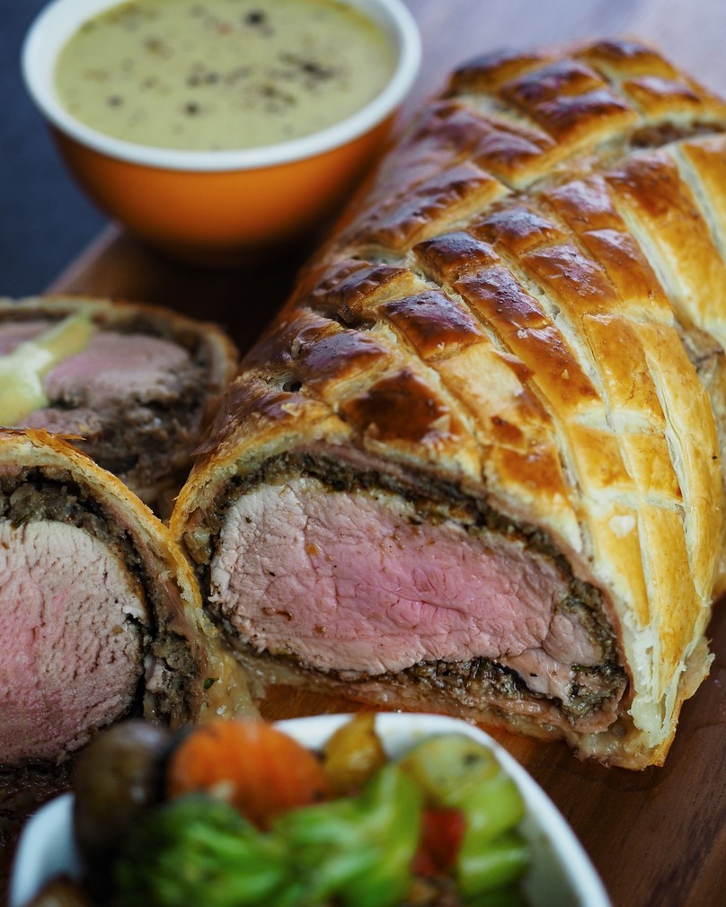 Pork wellington, polędwica z grzybami pieczona w cieście