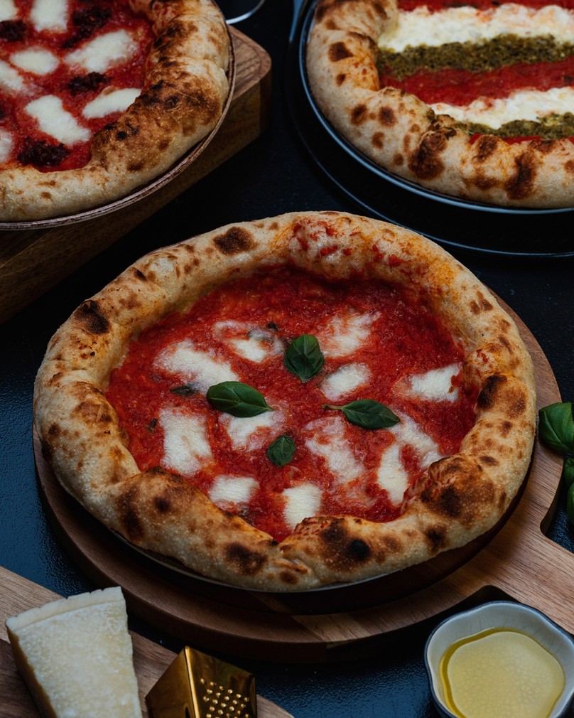 Pizza neapolitańska w stylu Canotto