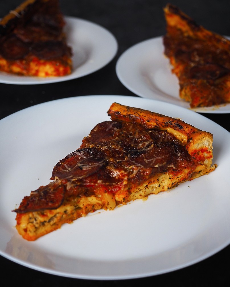 Pizza w stylu deep dish z kiełbasą i pepperoni