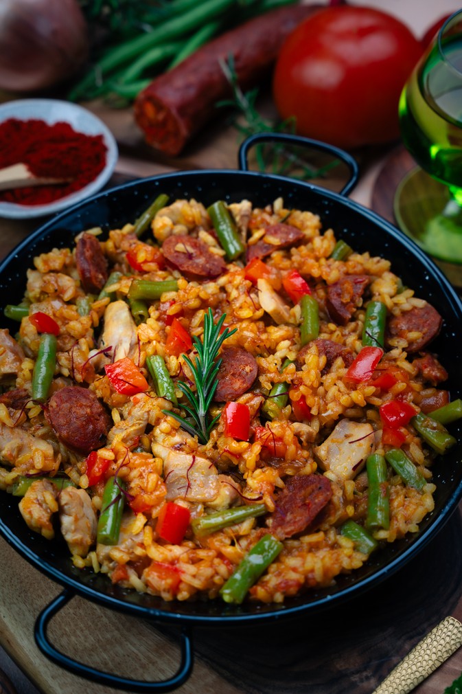 Hiszpański ryż z kurczakiem i chorizo