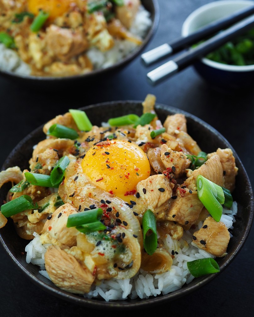 Oyakodon, japoński kurczak z jajkiem i ryżem