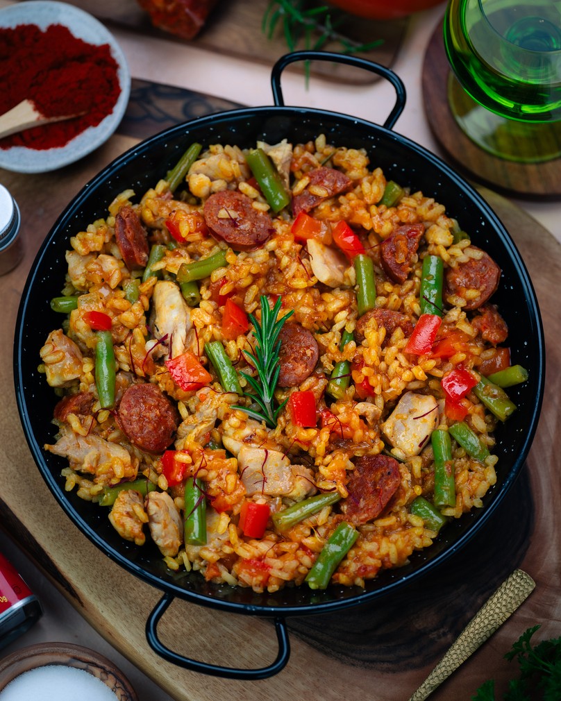 Hiszpański ryż z kurczakiem i chorizo